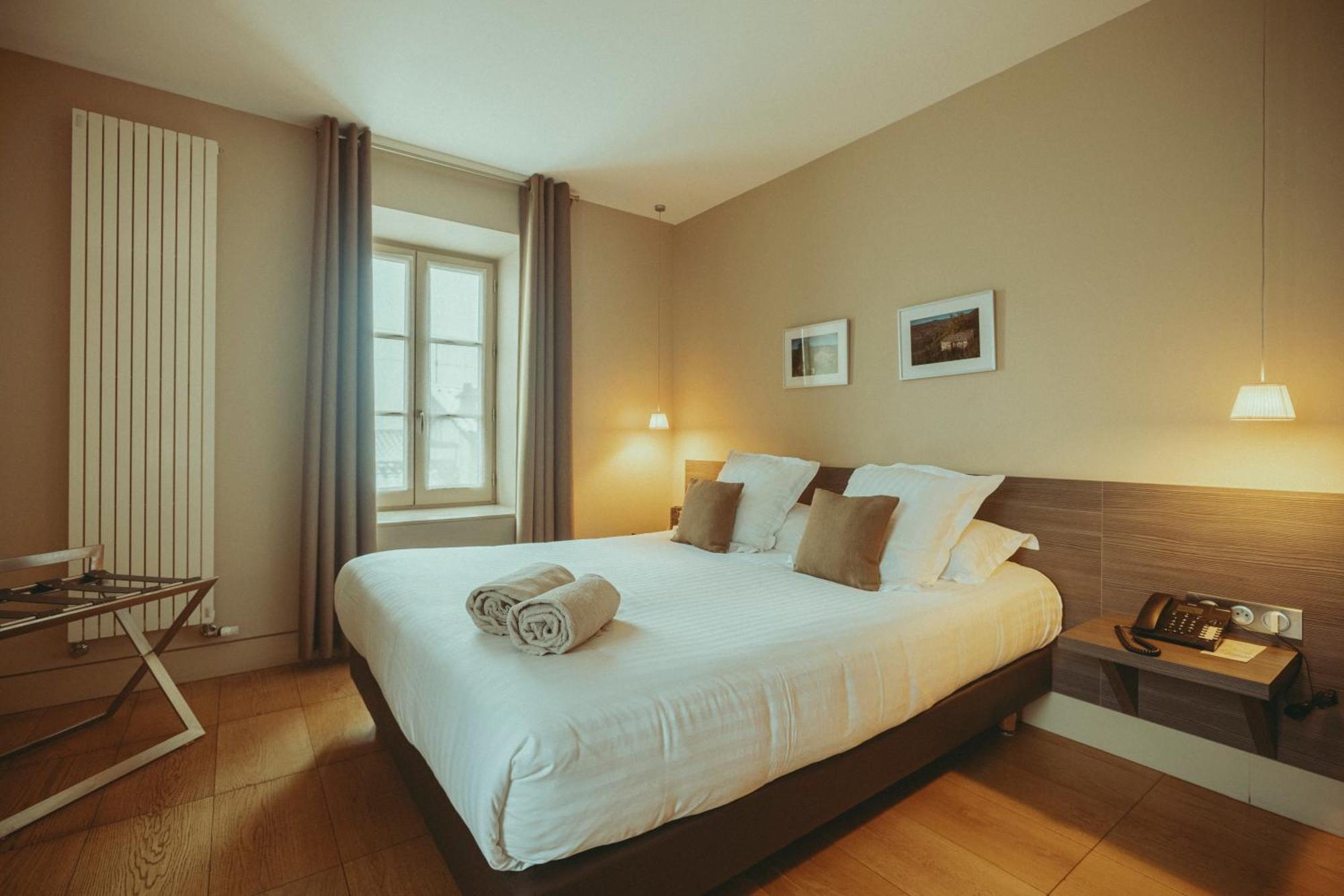 Auberge De Clochemerle, Spa Privatif & Restaurant Gastronomique Vaux-en-Beaujolais 객실 사진