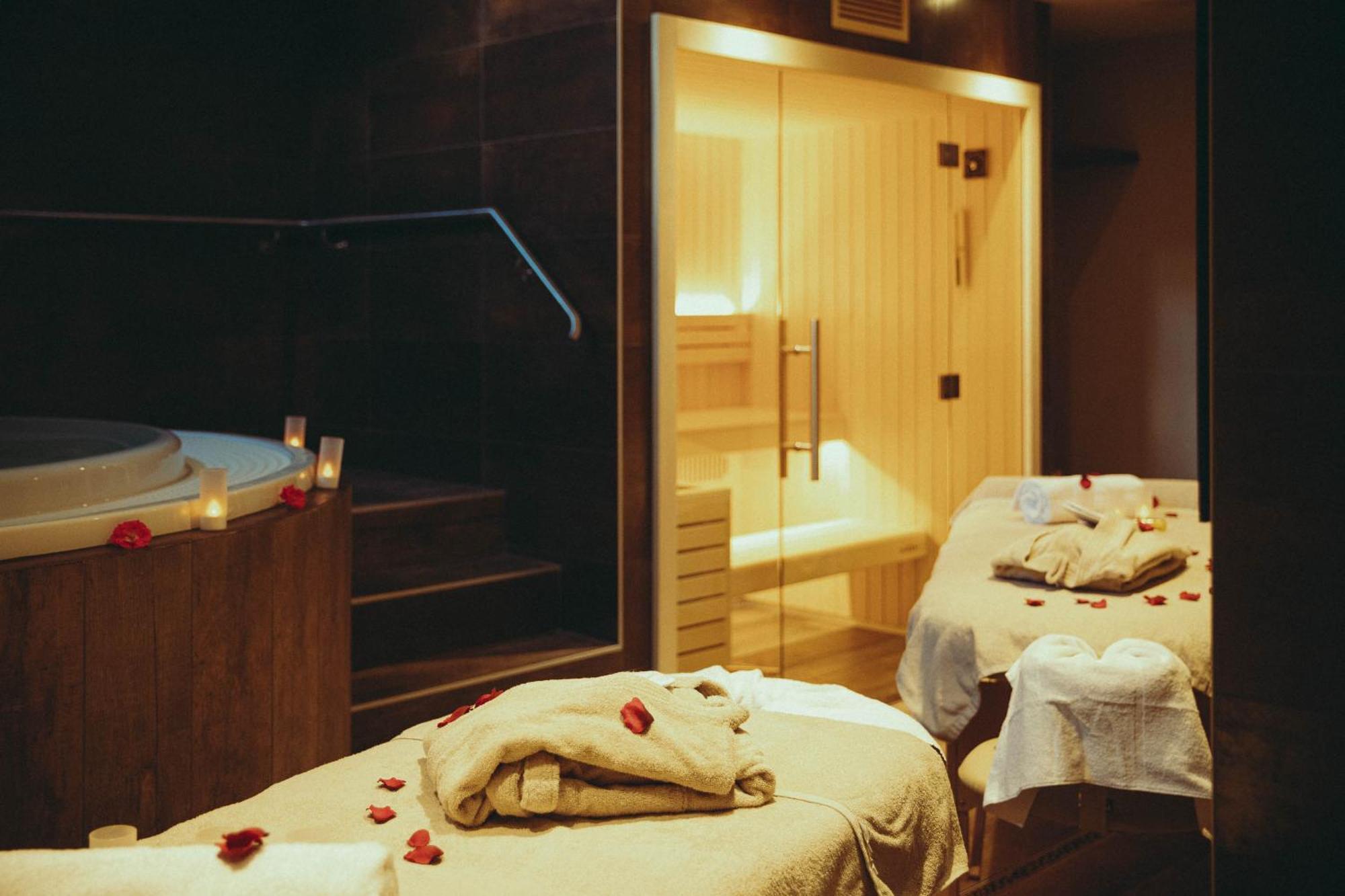 Auberge De Clochemerle, Spa Privatif & Restaurant Gastronomique Vaux-en-Beaujolais 외부 사진